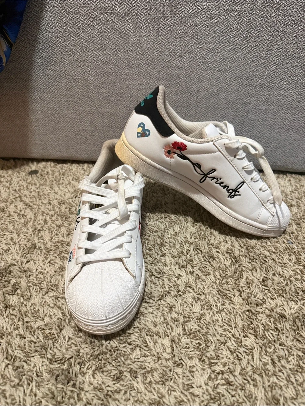 adidas White Low-Top Sneakers with Green Logo and Black Heel